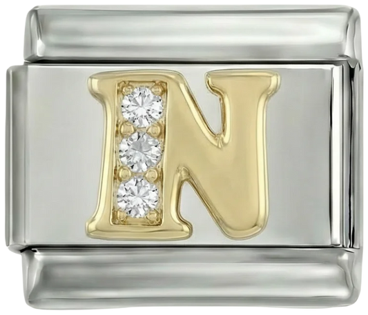 Buchstabe N in Gold mit Steinen, auf Silber